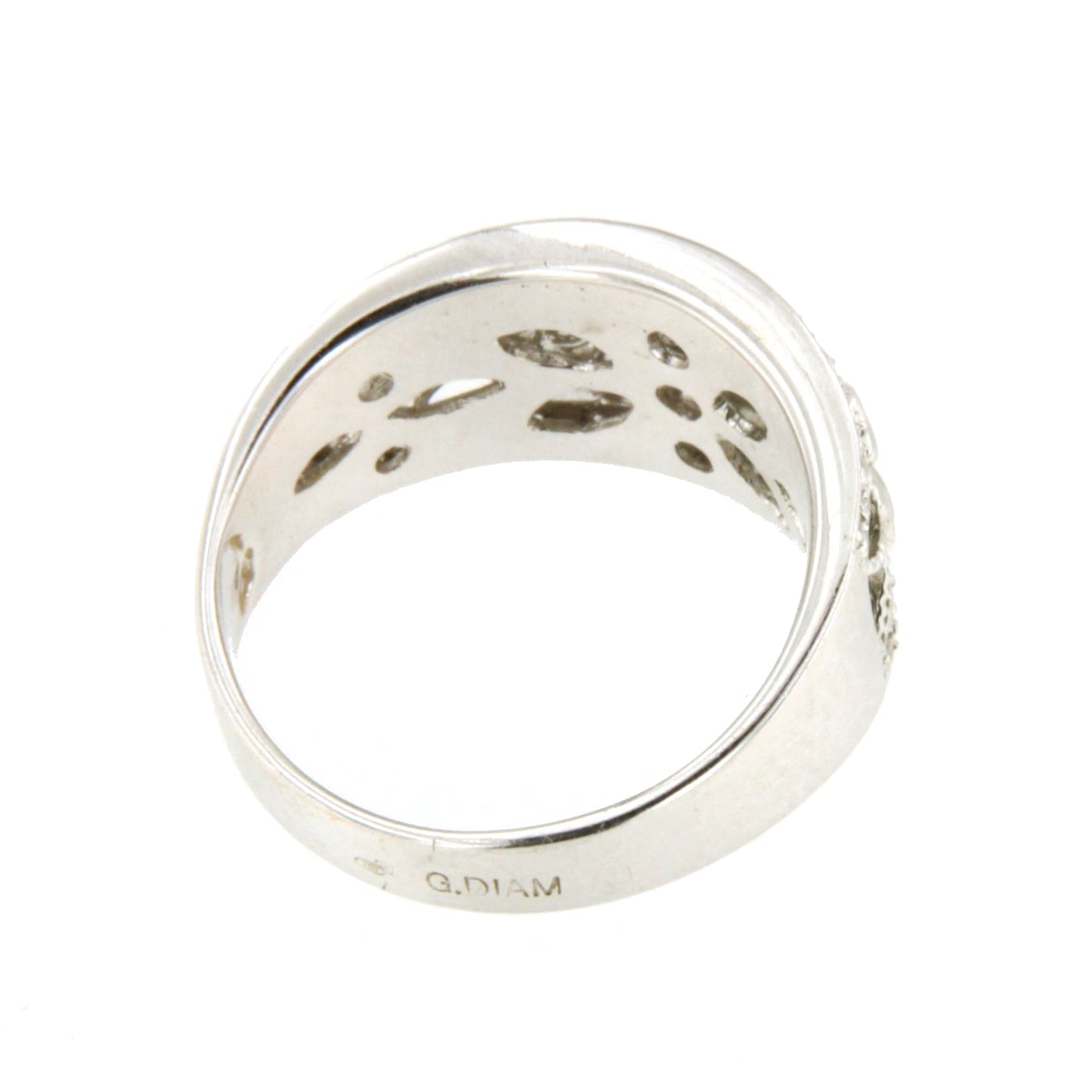Anillo ONIS con detalle florido en oro blanco de 18 ktes con brillantes.