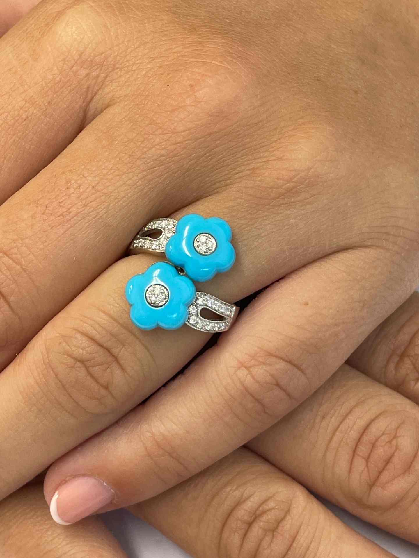 COLUNGA turquoise flower ring in 18k white gold with diamonds.