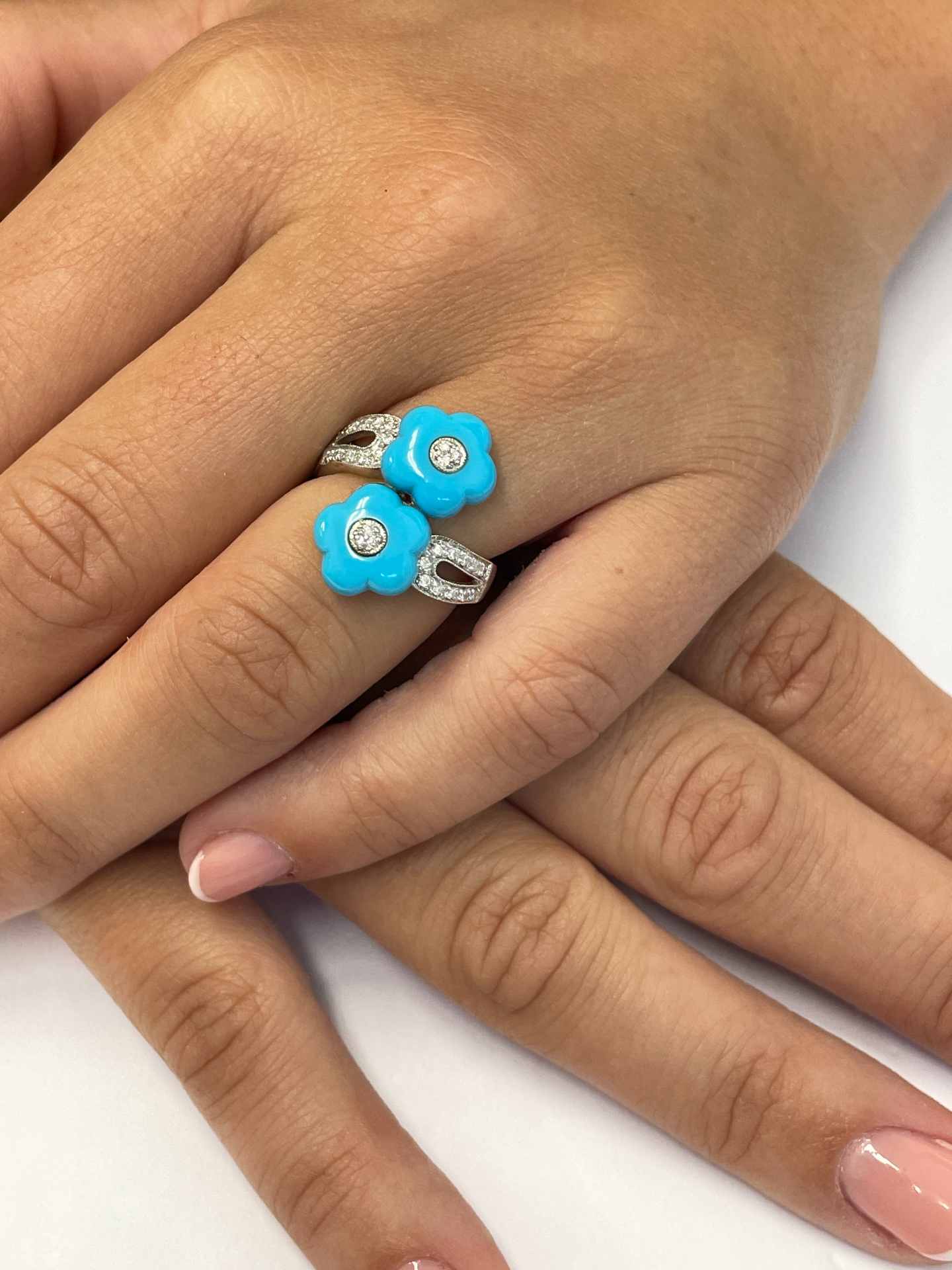 COLUNGA turquoise flower ring in 18k white gold with diamonds.
