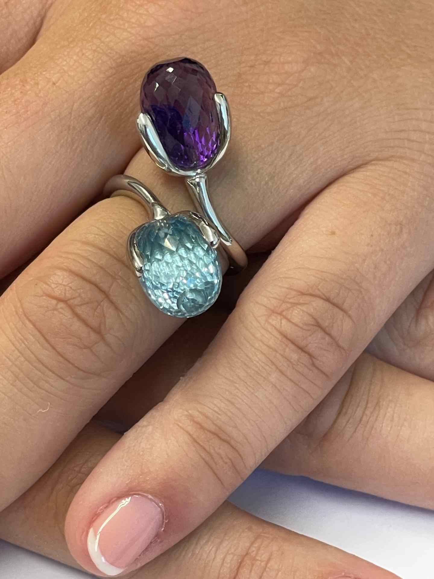 Anillo NAVAS tu y yo en amatista y cuarzo azul en oro blanco de 18 ktes.