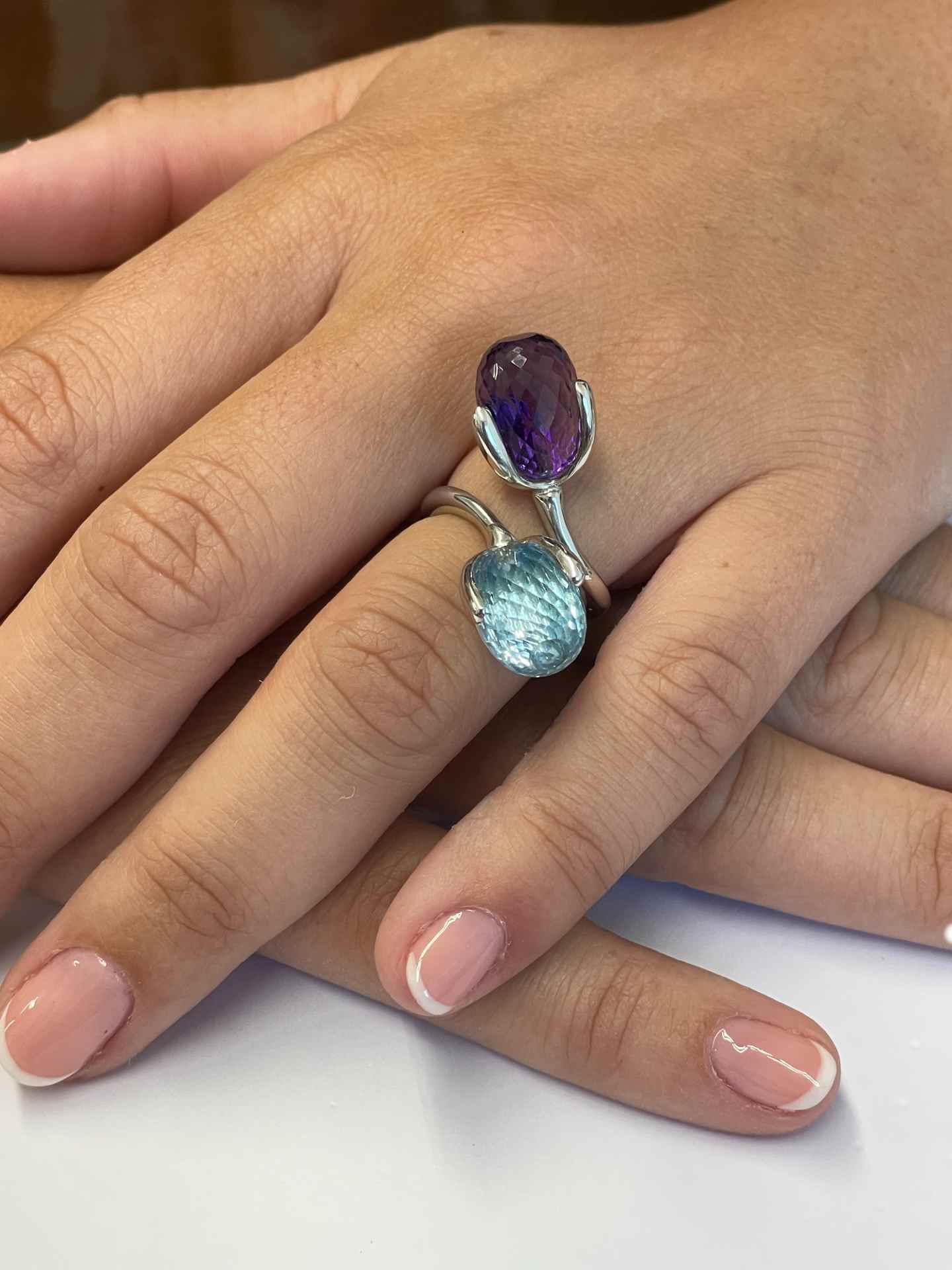 Anillo NAVAS tu y yo en amatista y cuarzo azul en oro blanco de 18 ktes.