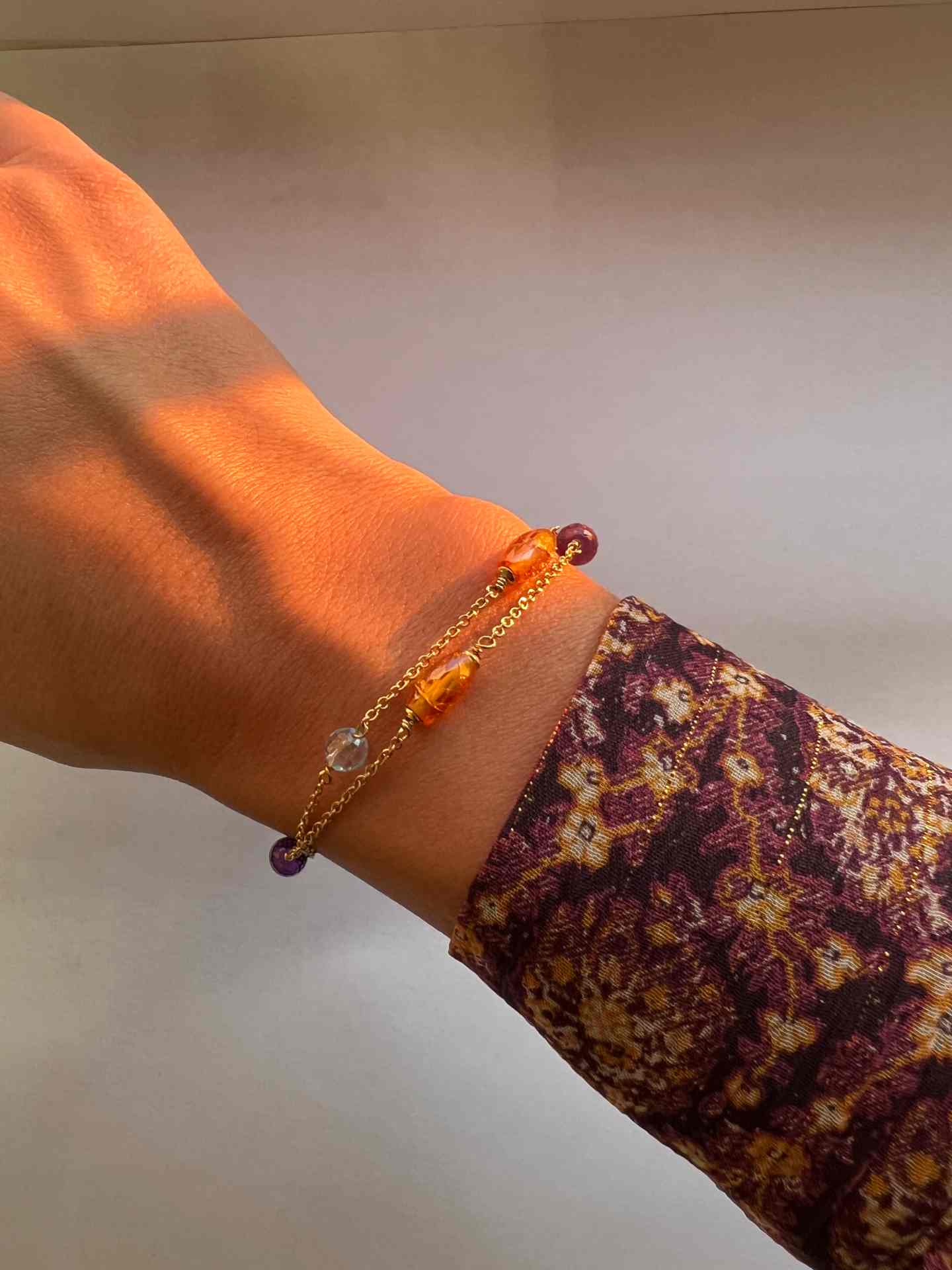 Pulsera YUNUS con piedras semipreciosas montadas en oro amarillo