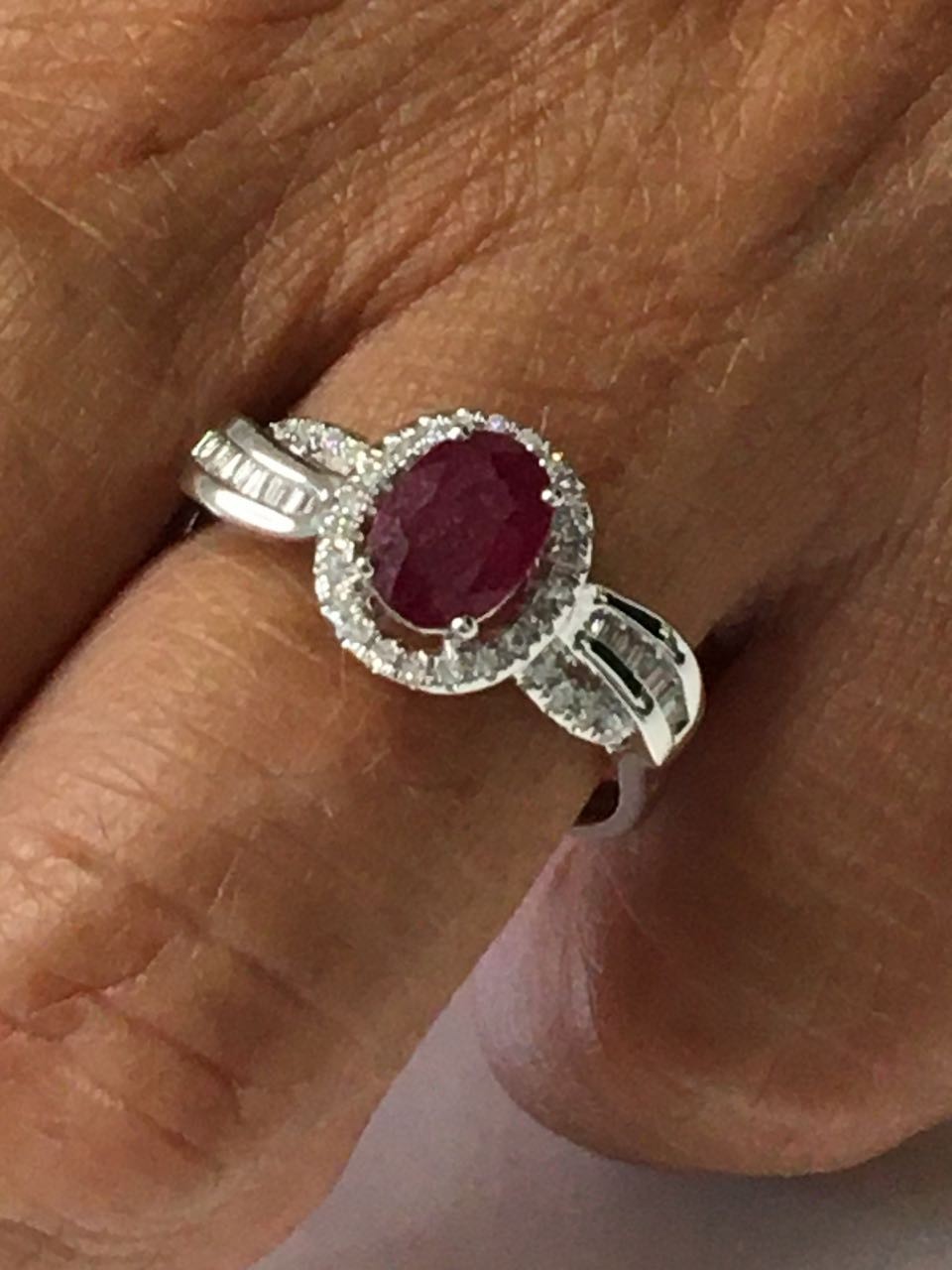 Anillo NILUFER de oro blanco con diamantes y esmeralda o rubí.