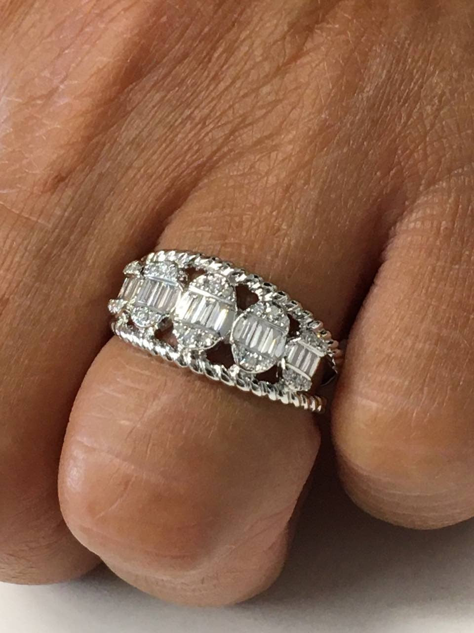 Anillo NURAY de oro blanco con brillantes y baguettes - Roman Joyero