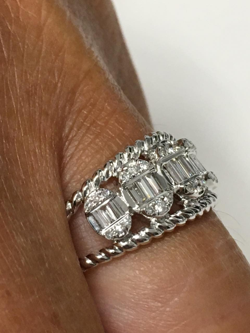 Anillo NURAY de oro blanco con brillantes y baguettes - Roman Joyero