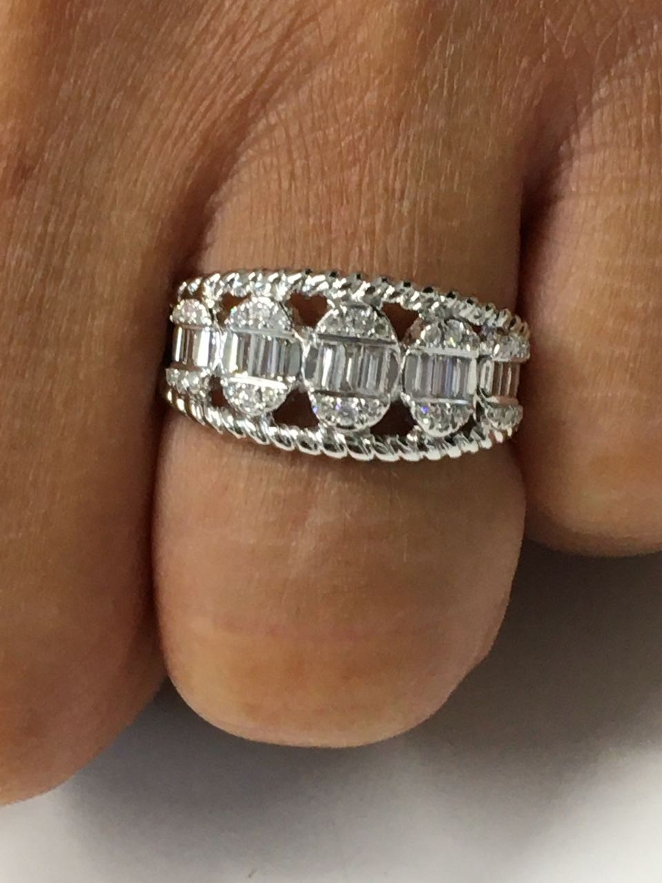 Anillo NURAY de oro blanco con brillantes y baguettes - Roman Joyero