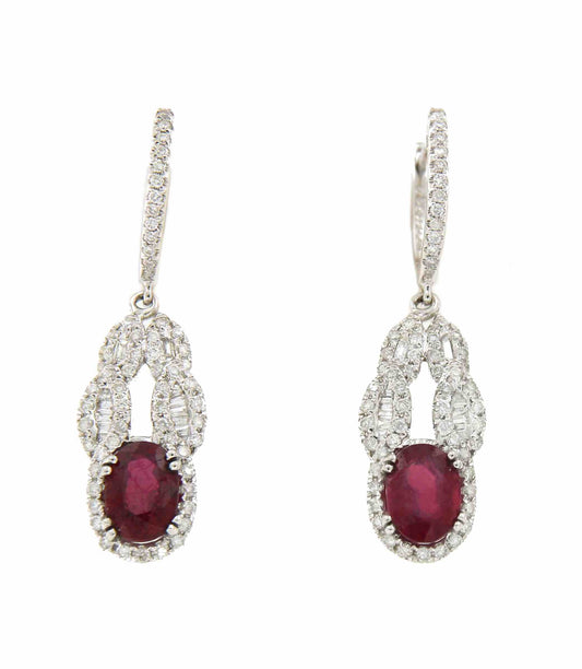 Pendientes largos OZLEM en oro blanco con brillantes, baguette y rubí - Roman Joyero