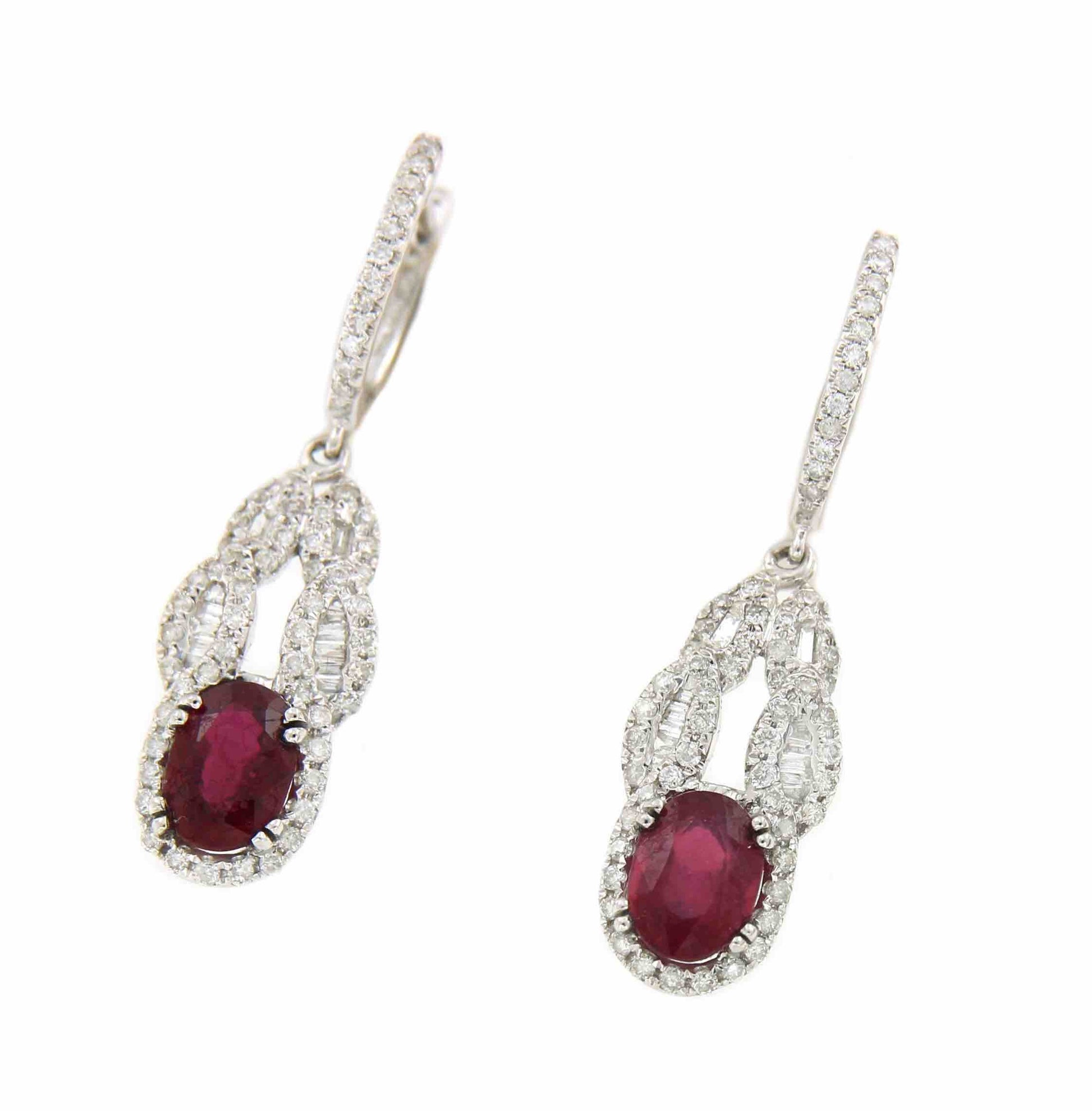 Pendientes largos OZLEM en oro blanco con brillantes, baguette y rubí - Roman Joyero