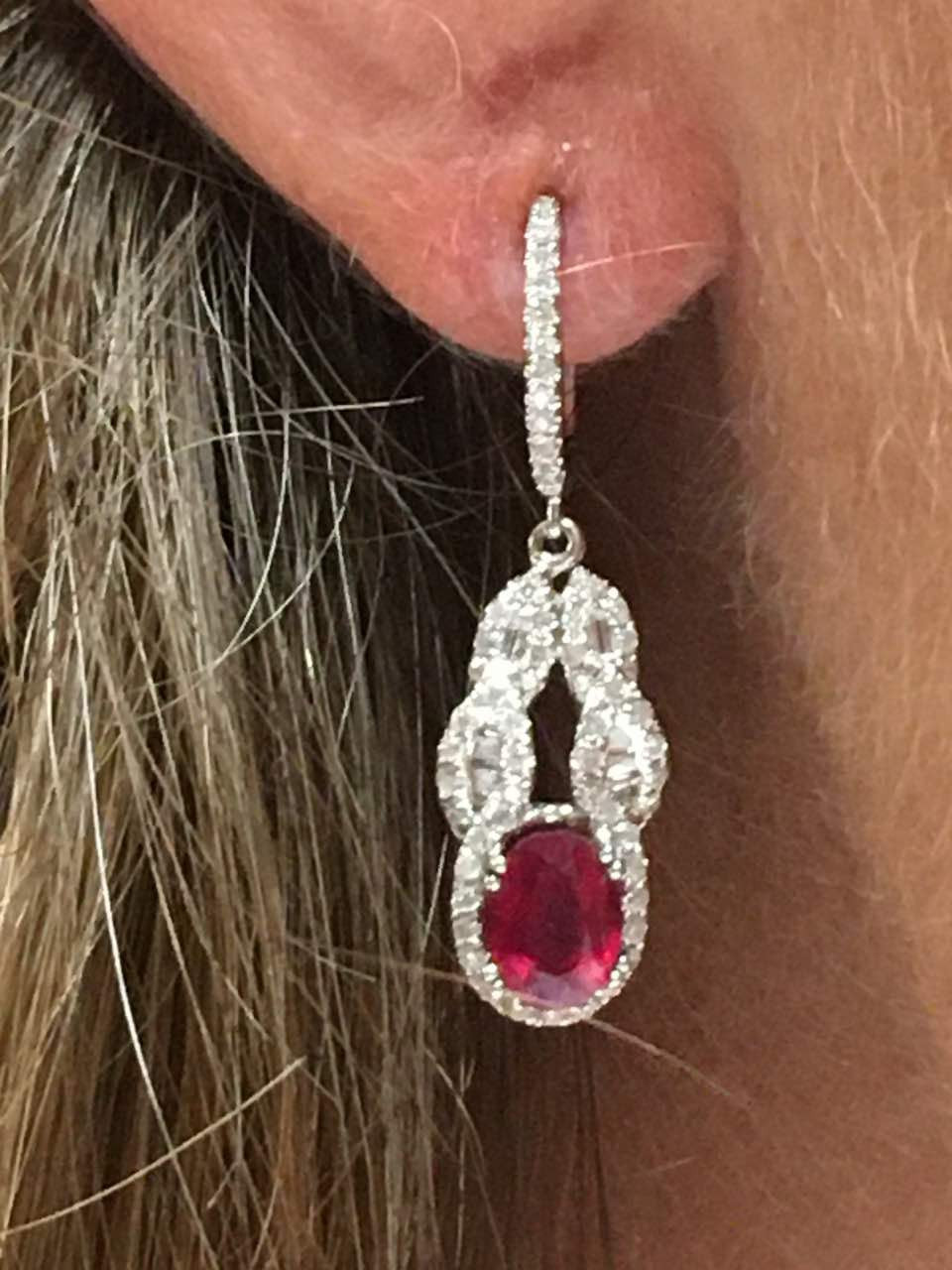 Pendientes largos OZLEM en oro blanco con brillantes, baguette y rubí - Roman Joyero