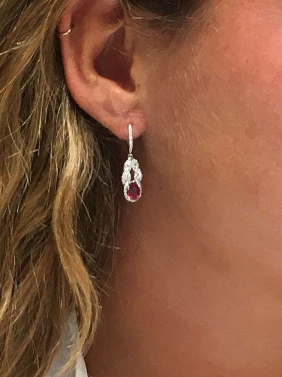 Pendientes largos OZLEM en oro blanco con brillantes, baguette y rubí - Roman Joyero