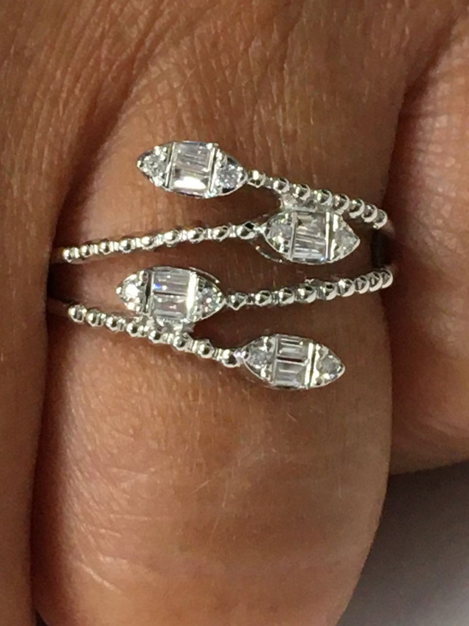 Anillo REYHAN en oro blanco con baguettes y brillantes - Roman Joyero