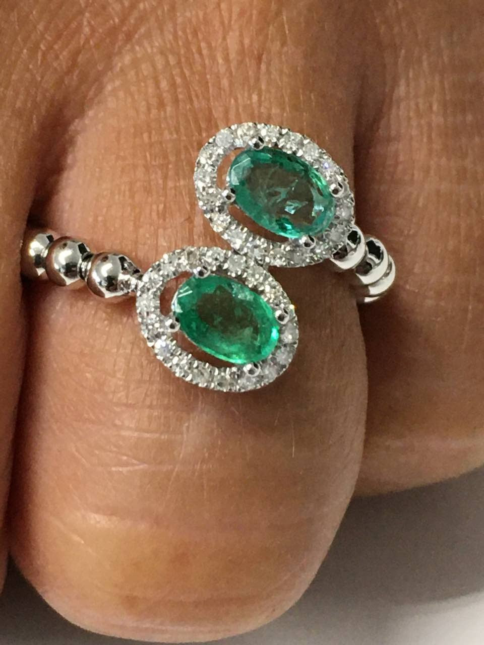 Anillo SAFIYE de oro blanco con brillantes y esmeraldas o zafiros
