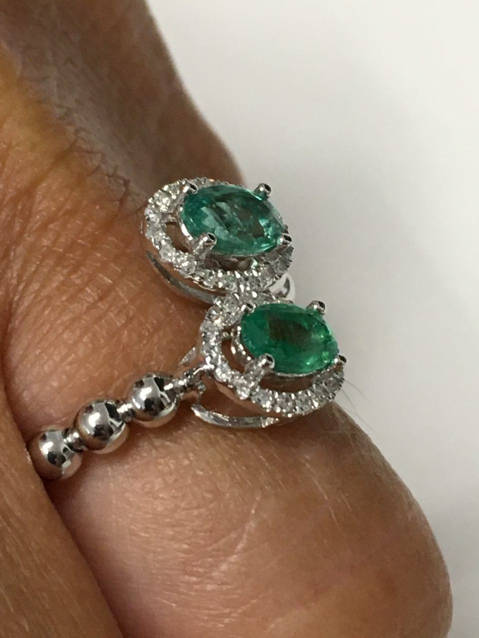 Anillo SAFIYE de oro blanco con brillantes y esmeraldas o zafiros