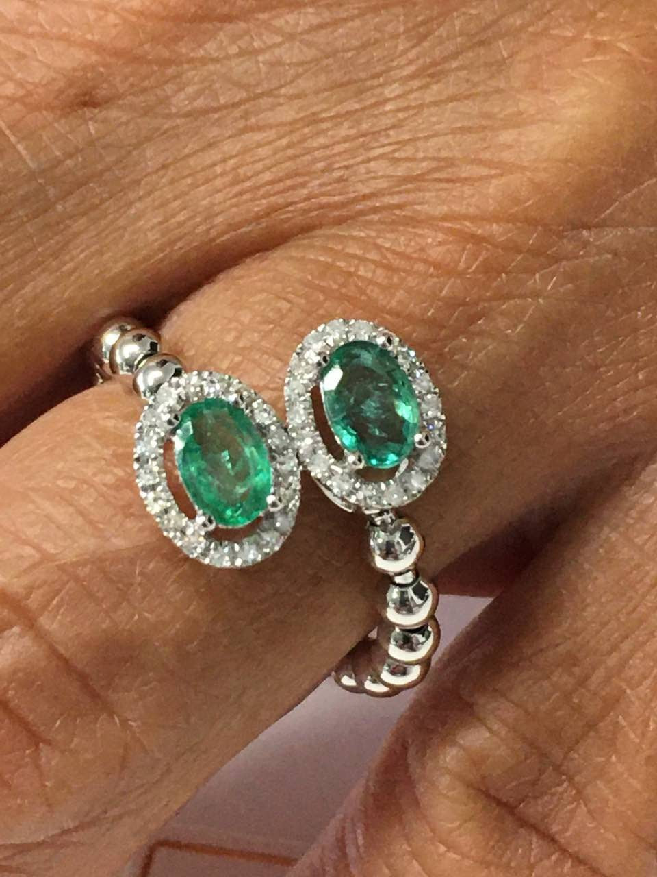 Anillo SAFIYE de oro blanco con brillantes y esmeraldas o zafiros