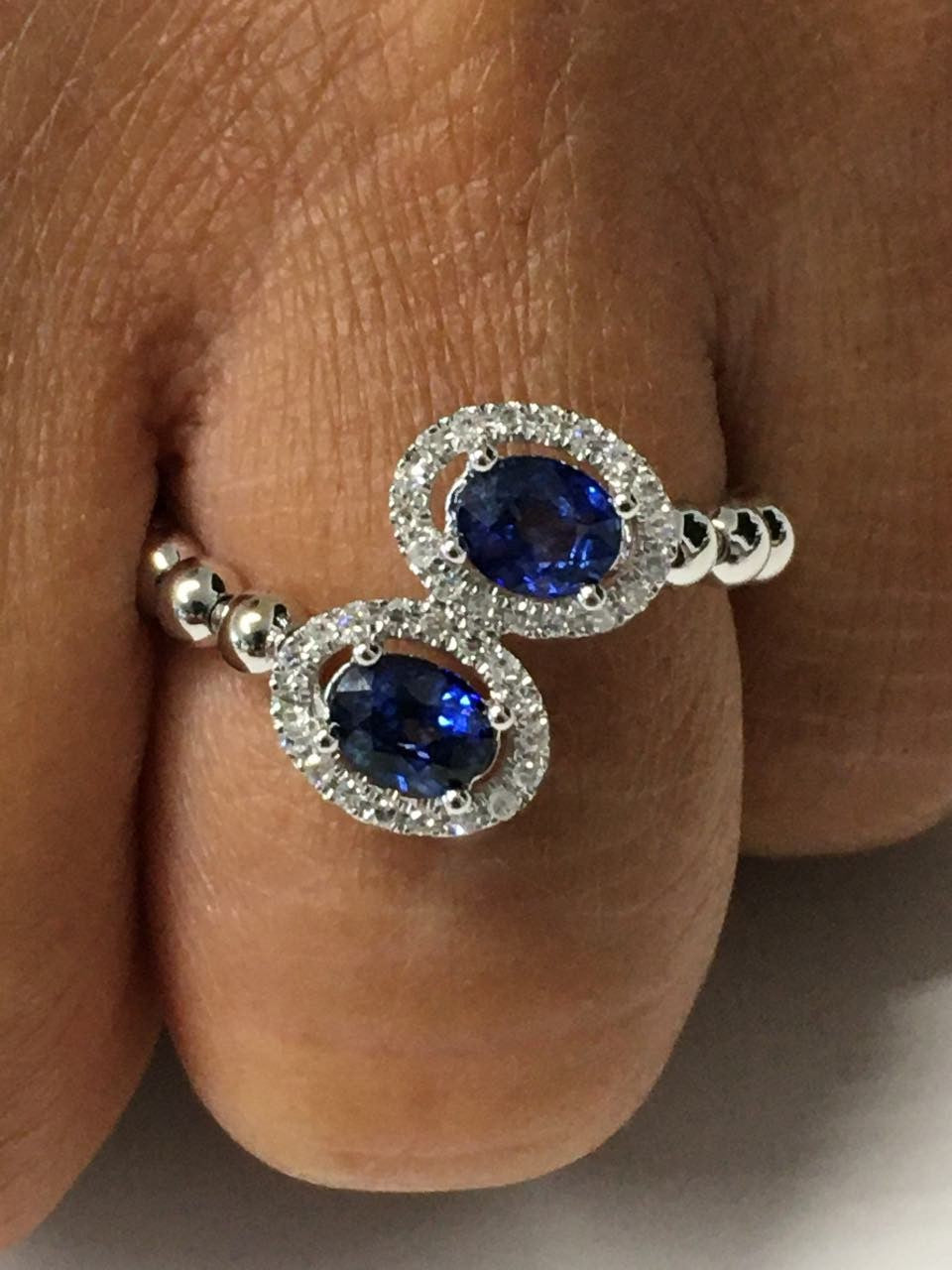 Anillo SAFIYE de oro blanco con brillantes y esmeraldas o zafiros