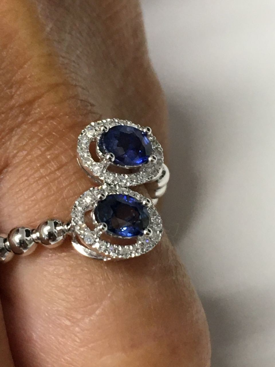 Anillo SAFIYE de oro blanco con brillantes y esmeraldas o zafiros