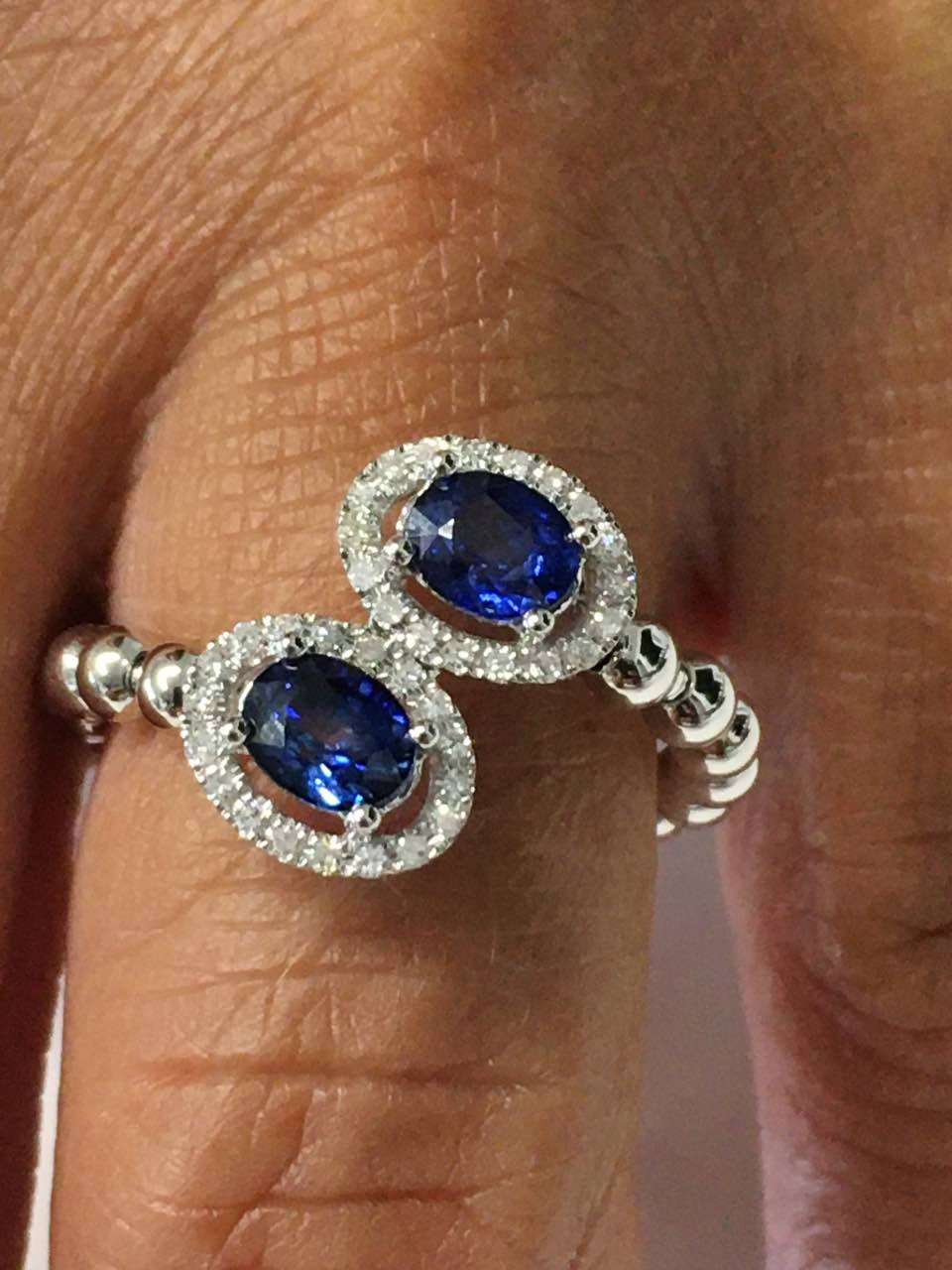 Anillo SAFIYE de oro blanco con brillantes y esmeraldas o zafiros
