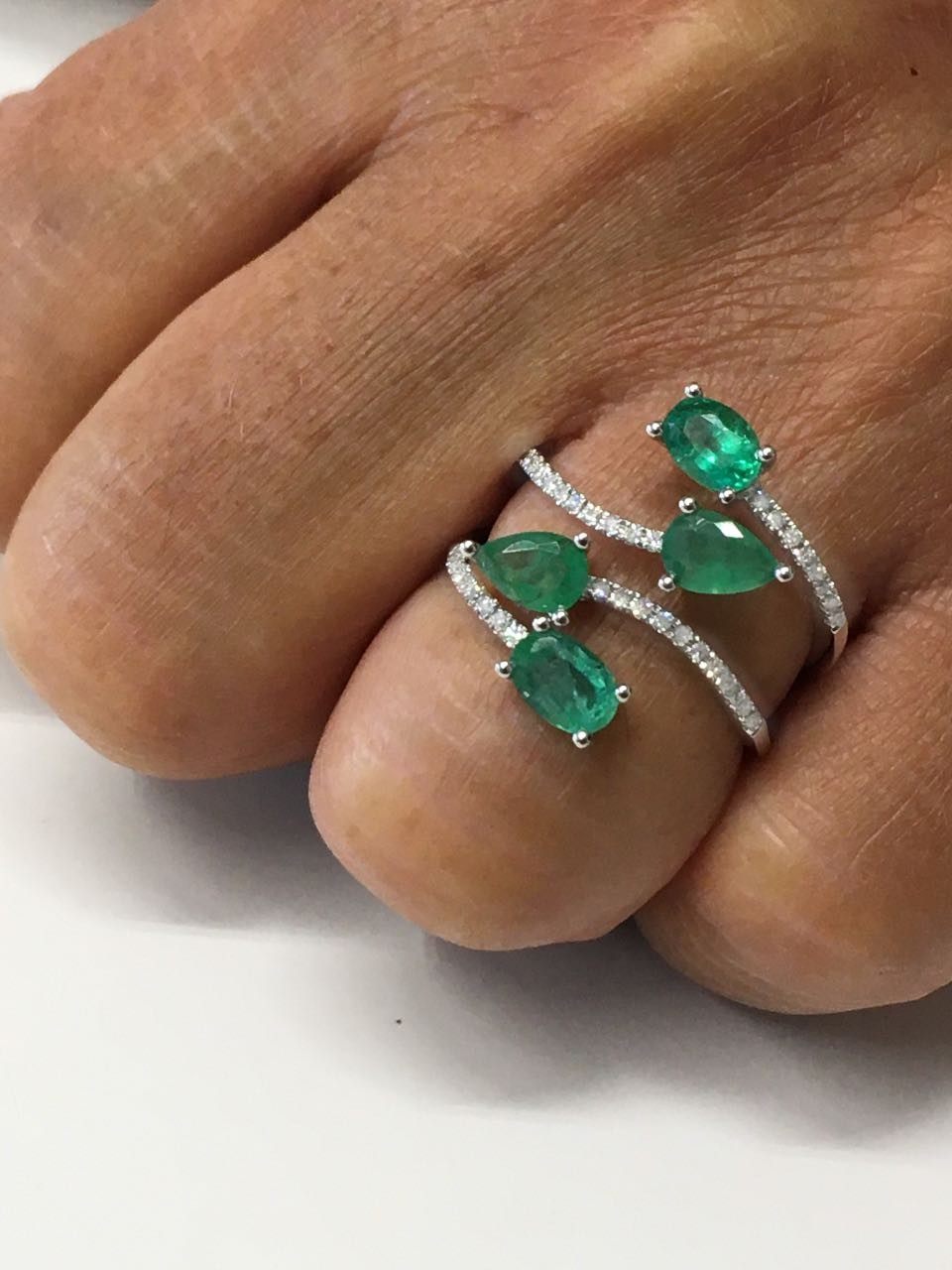 Anillo SEDA de oro blanco o amarillo con rubí o esmeralda y brillante