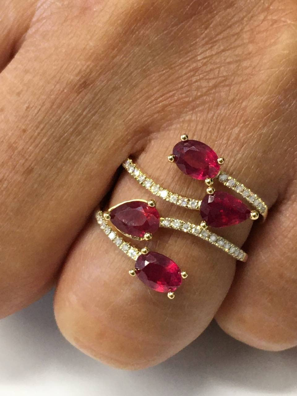 Anillo SEDA de oro blanco o amarillo con rubí o esmeralda y brillante