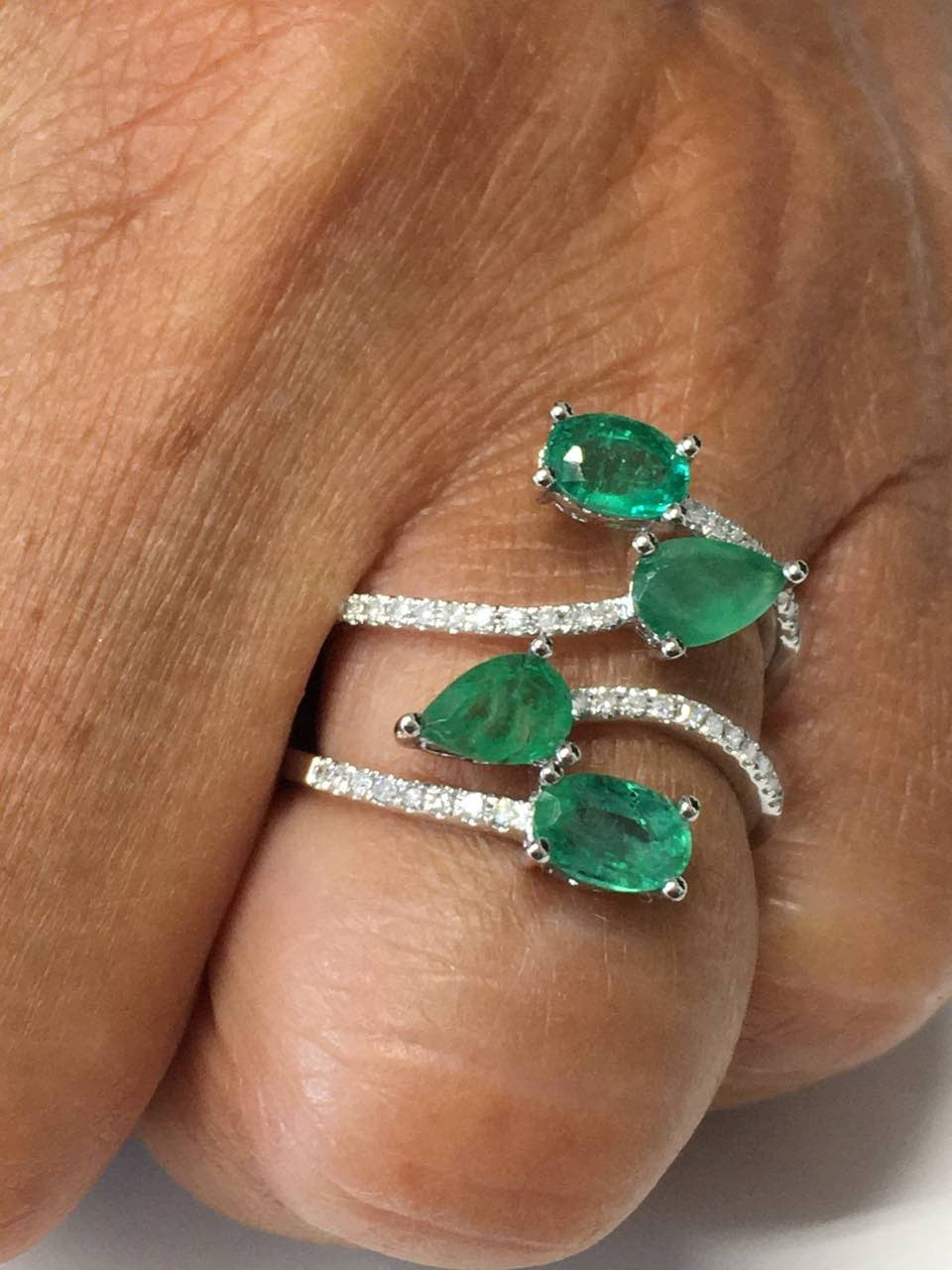 Anillo SEDA de oro blanco o amarillo con rubí o esmeralda y brillante