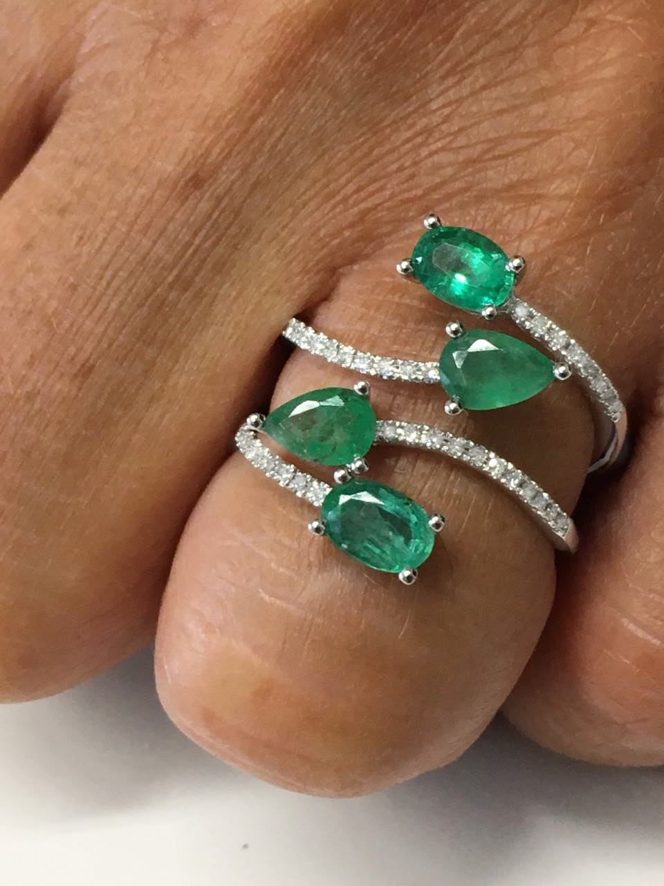 Anillo SEDA de oro blanco o amarillo con rubí o esmeralda y brillante