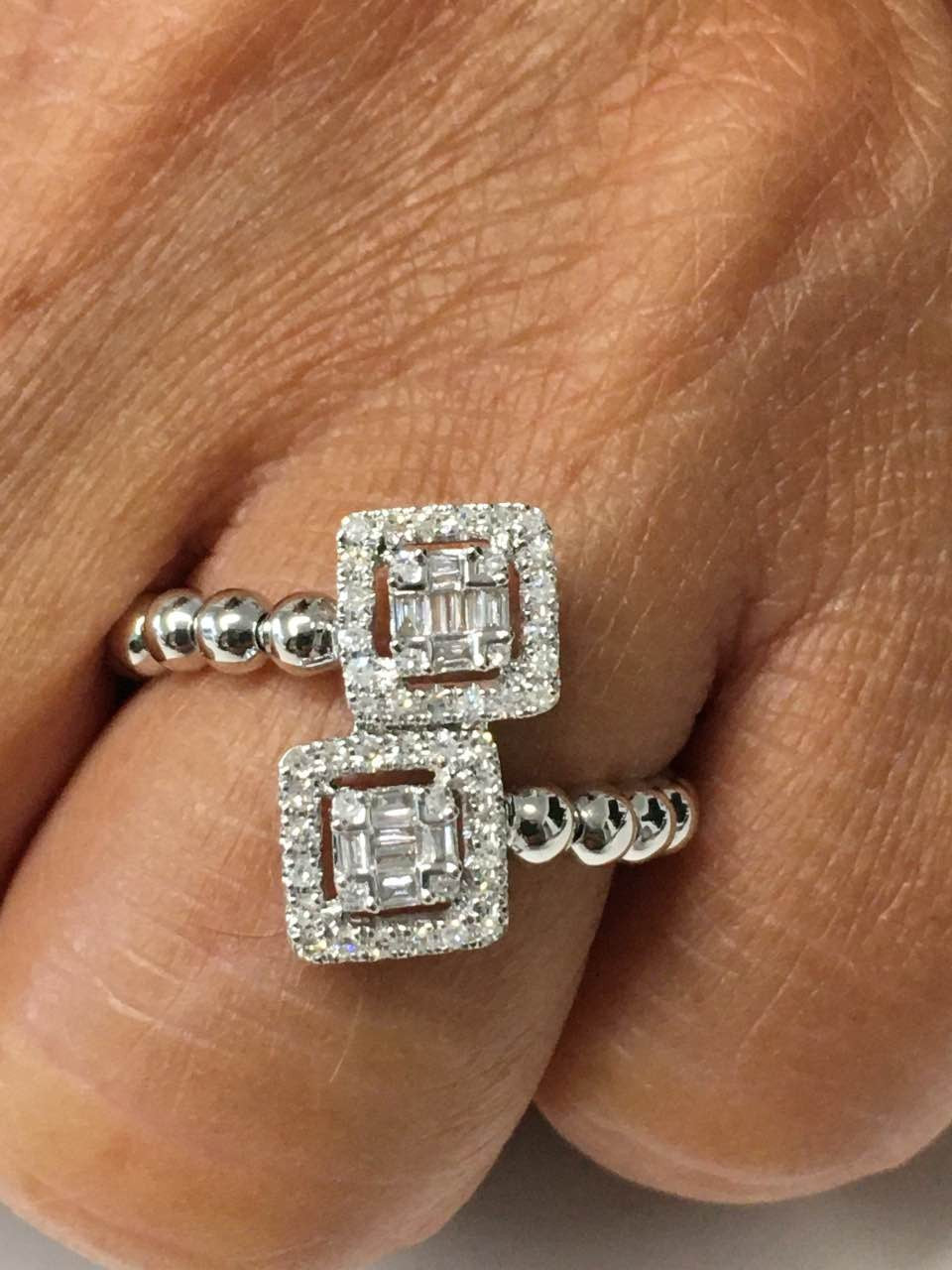 Anillo SEBNEM de oro amarillo o blanco con brillantes y baguettes