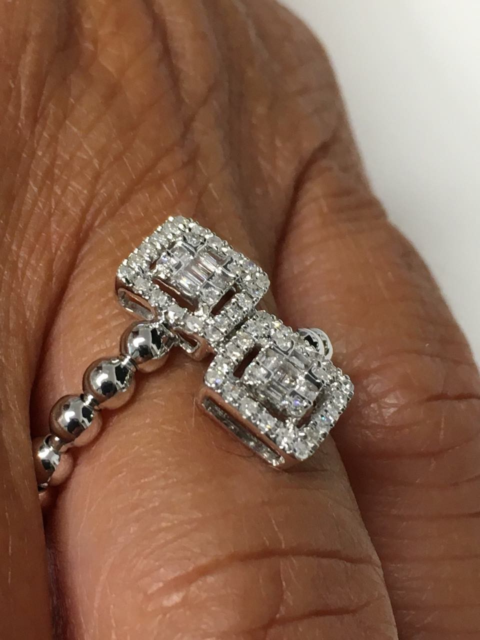 Anillo SEBNEM de oro amarillo o blanco con brillantes y baguettes