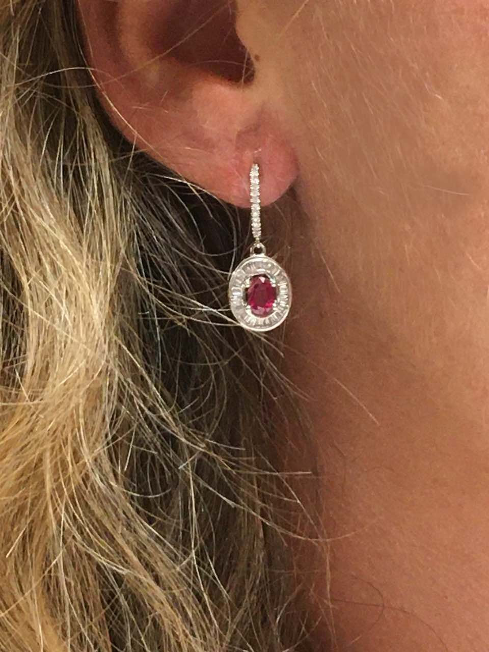Pendientes SEDEF de oro blanco con diamantes y esmeralda, rubí o zafiro