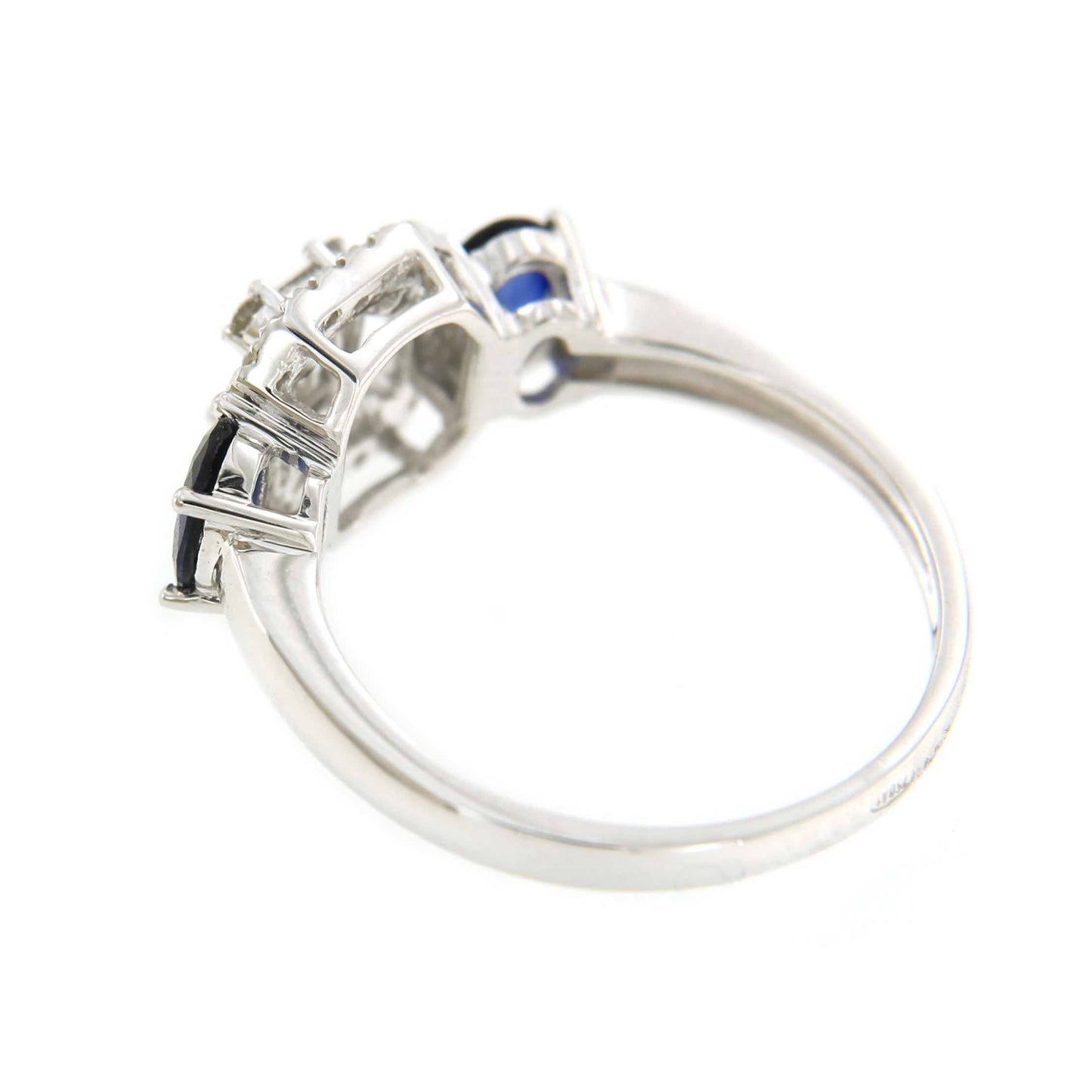 Anillo SENAY de oro blanco con brillantes, baguettes y zafiro - Roman Joyero