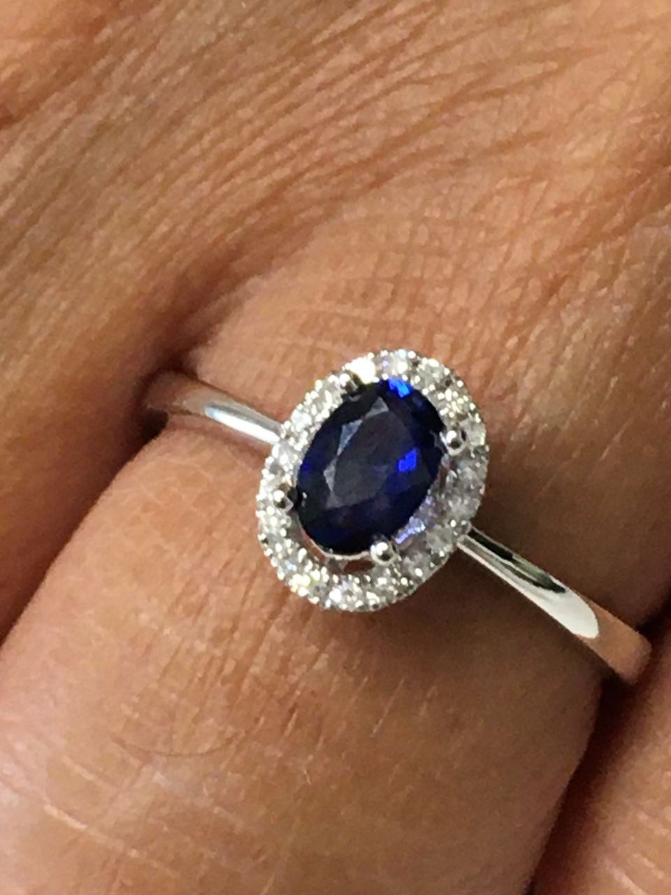 Anillo SERPIL en oro blanco con brillantes y esmeralda, rubí o zafiro