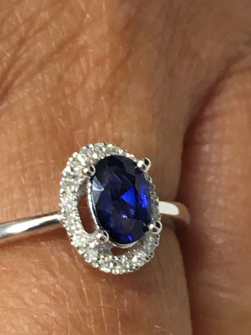 Anillo SERPIL en oro blanco con brillantes y esmeralda, rubí o zafiro