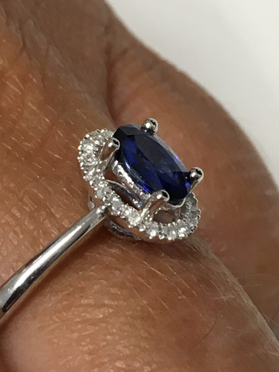 Anillo SERPIL en oro blanco con brillantes y esmeralda, rubí o zafiro