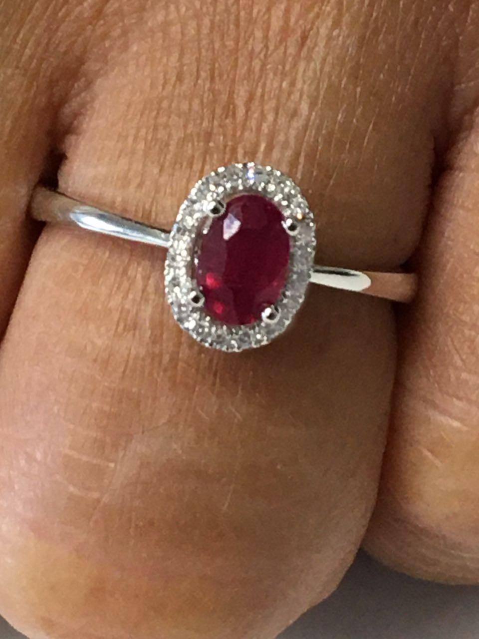 Anillo SERPIL en oro blanco con brillantes y esmeralda, rubí o zafiro