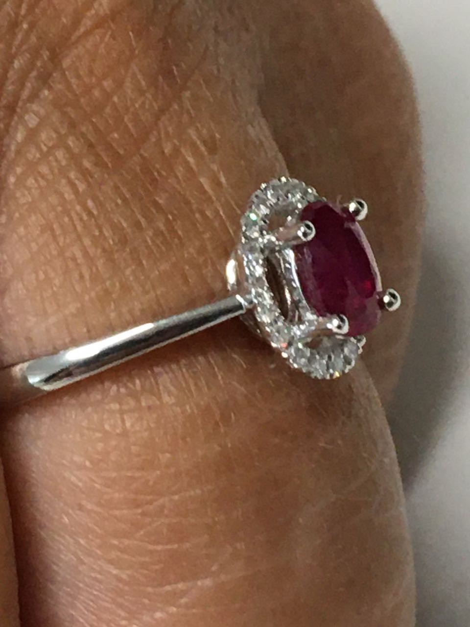 Anillo SERPIL en oro blanco con brillantes y esmeralda, rubí o zafiro