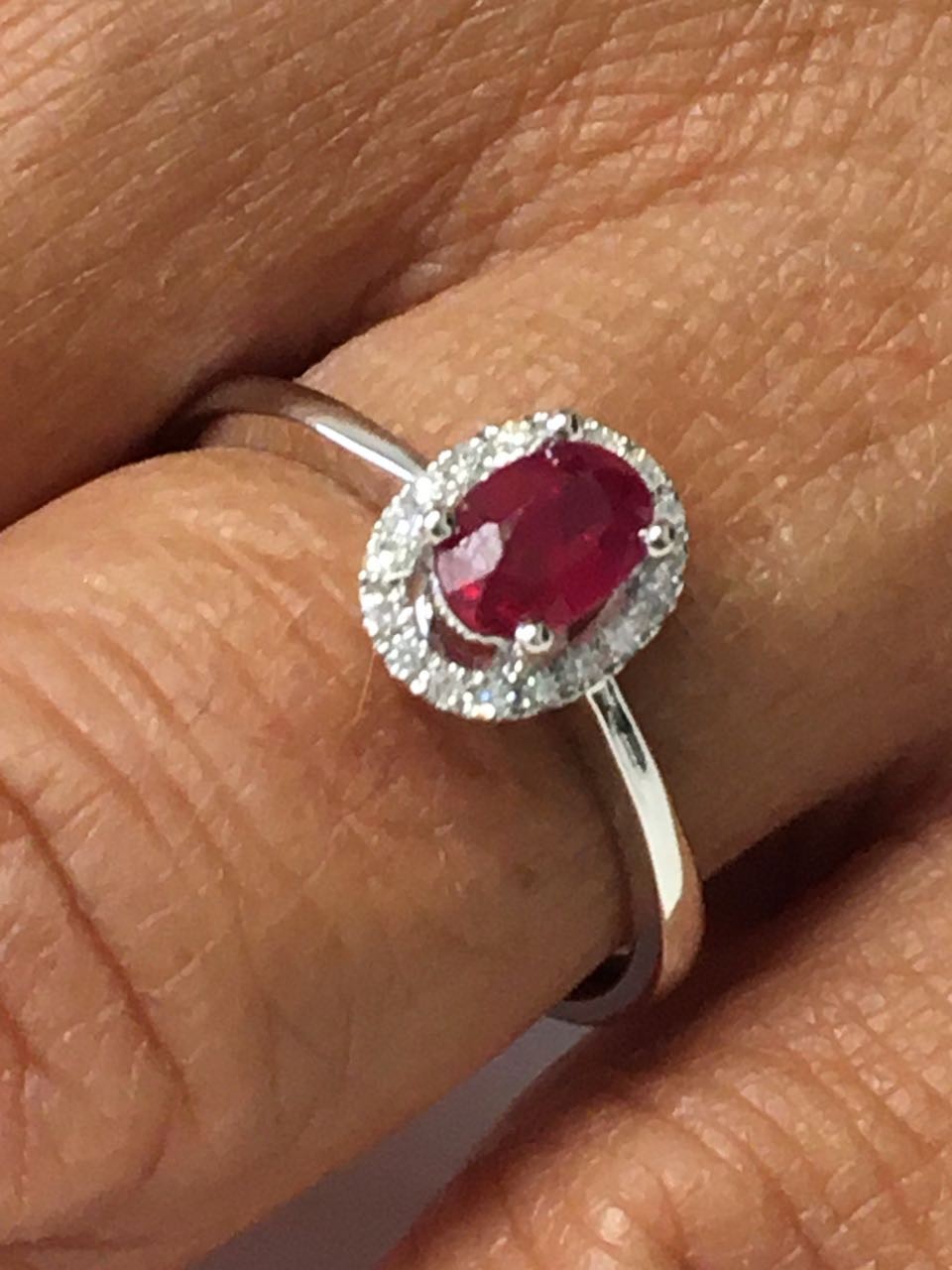 Anillo SERPIL en oro blanco con brillantes y esmeralda, rubí o zafiro