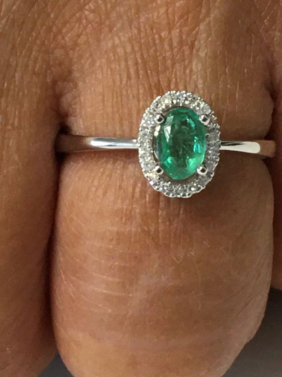 Anillo SERPIL en oro blanco con brillantes y esmeralda, rubí o zafiro