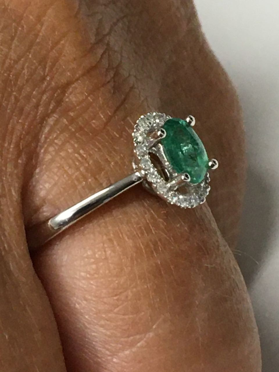 Anillo SERPIL en oro blanco con brillantes y esmeralda, rubí o zafiro