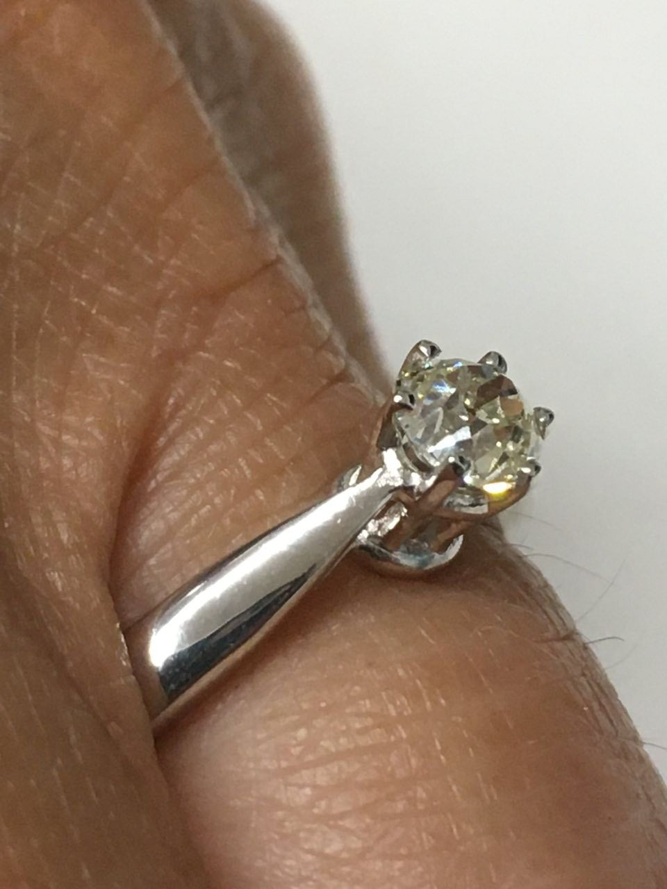 Solitario ELMAS en oro blanco de 18 kilates con brillante