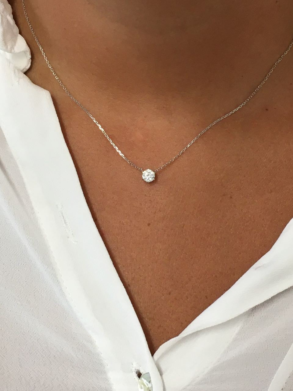 GARGANTILLA SOLITARIO EN ORO BLANCO DE 18 KILATES EN DISTINTOS TAMAÑOS DE CENTRO