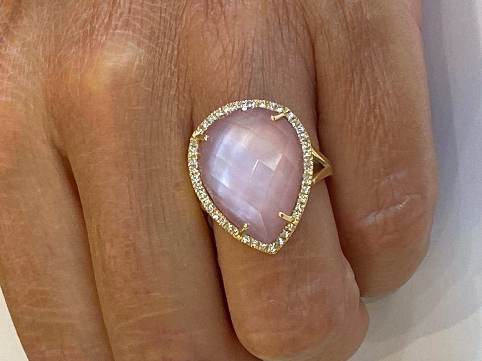 SASSARI, Anillo de oro y diamantes con cuarzo rosa.