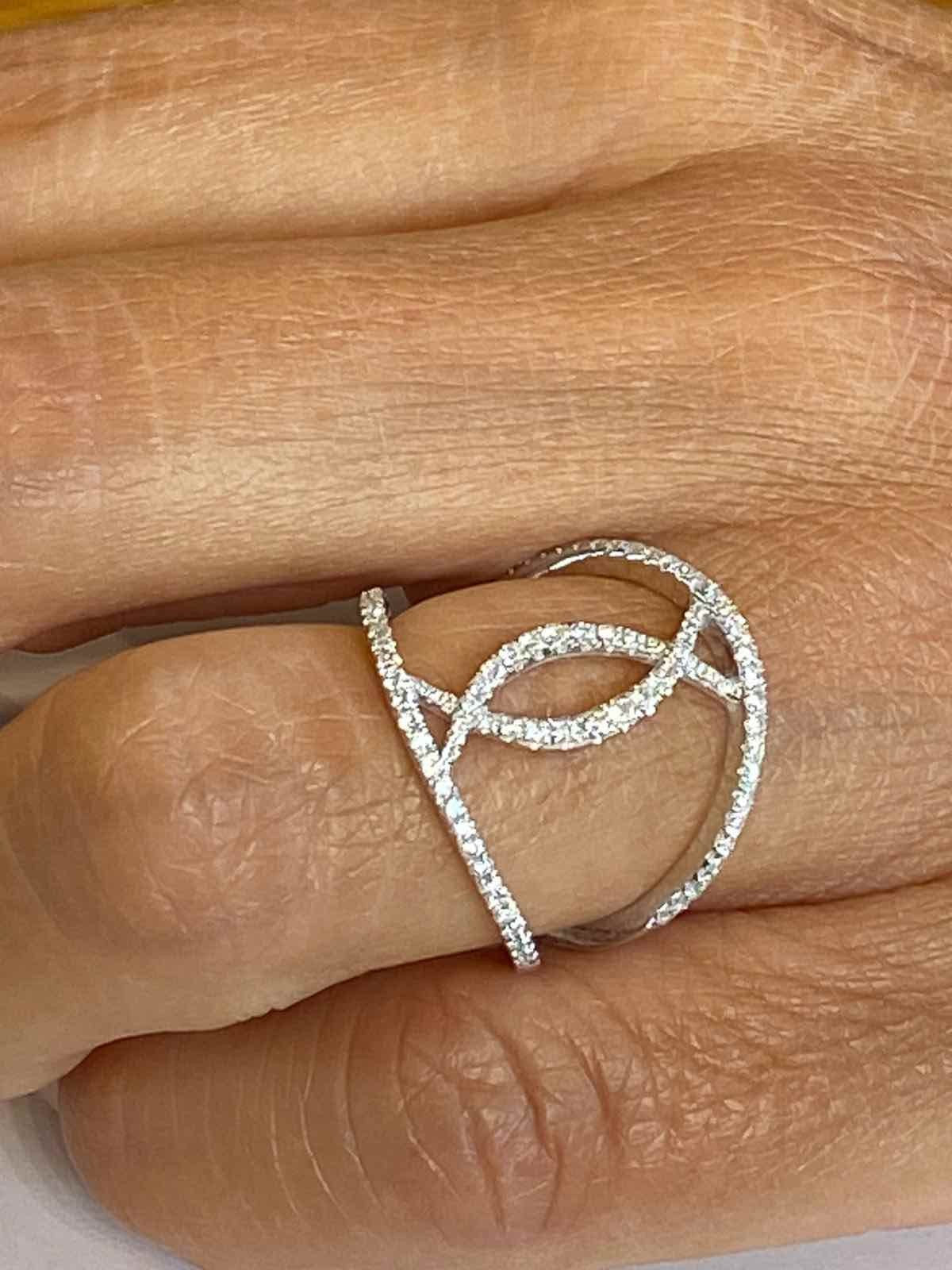 LEIADA, anillo de oro blanco con diamantes - Roman Joyero