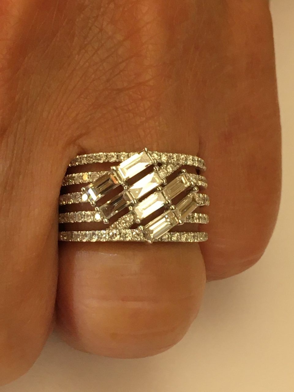 ANEMONA, anillo de oro blanco y diamantes