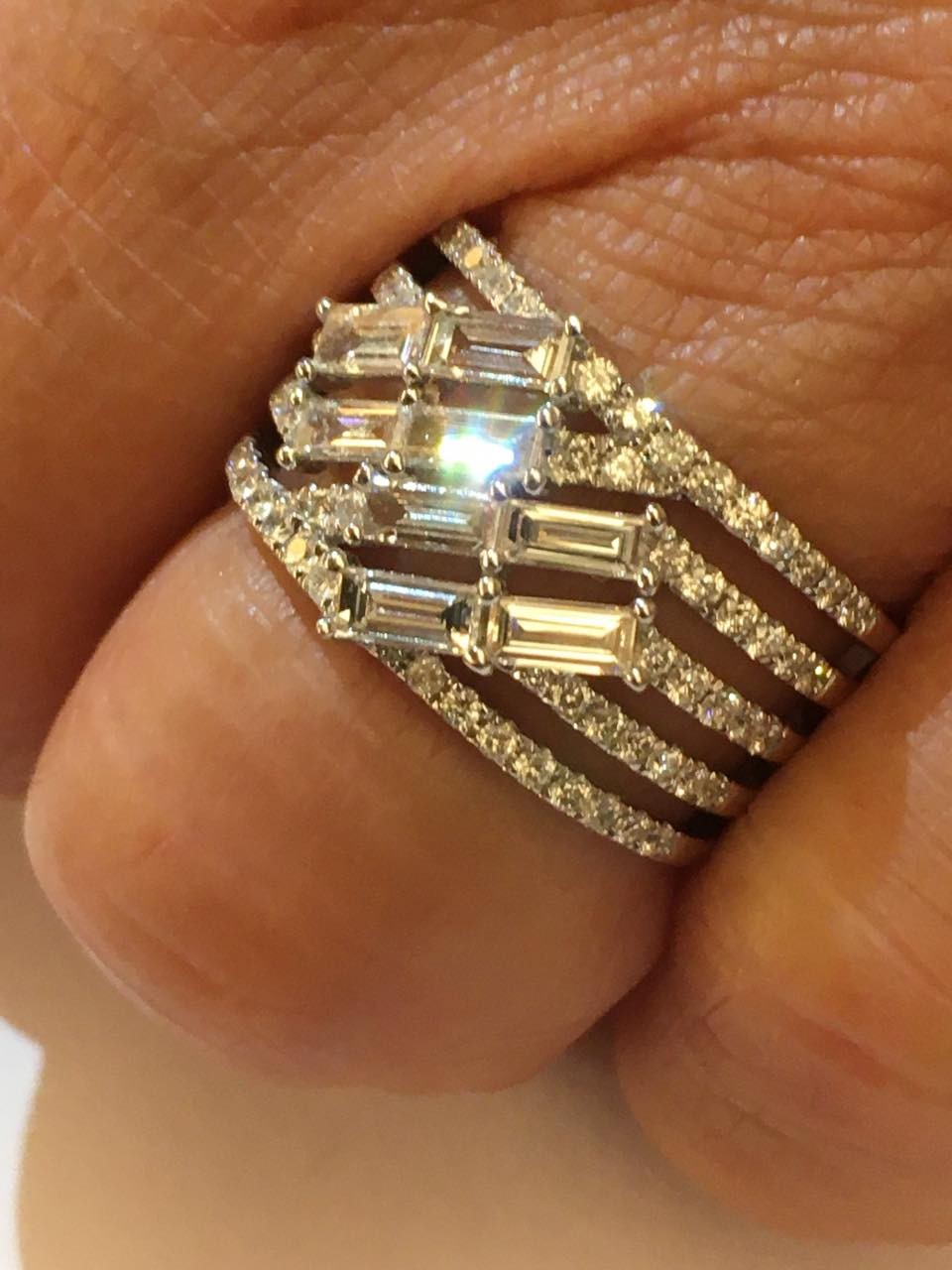ANEMONA, anillo de oro blanco y diamantes