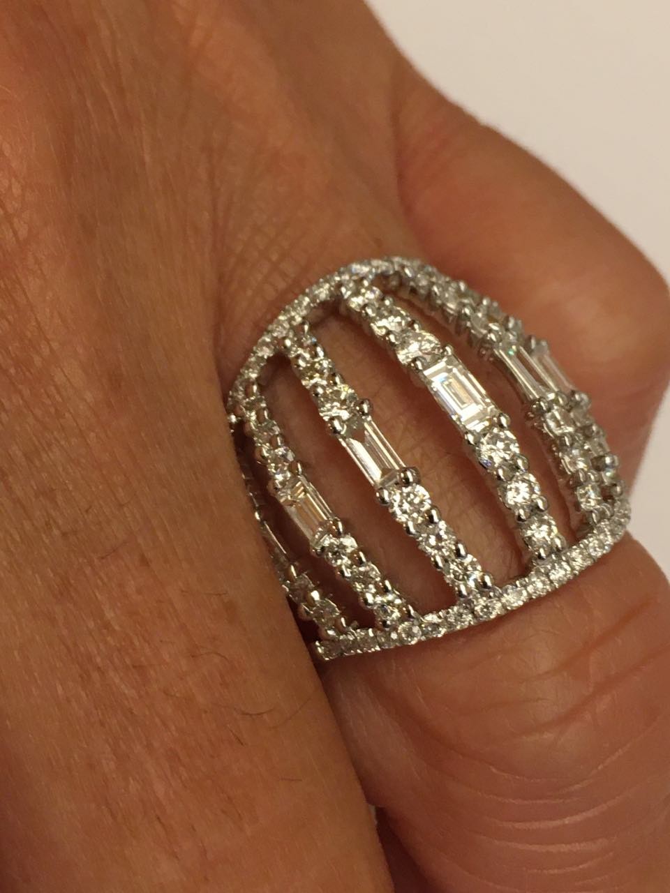 ANTILAF, anillo de oro blanco con diamantes - Roman Joyero