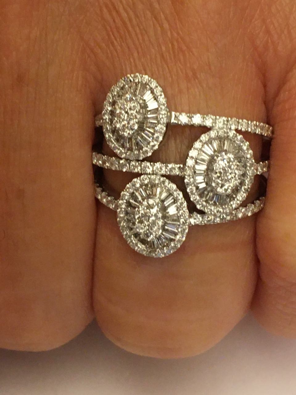 AVUTARDA, anillo de oro blanco y diamantes - Roman Joyero