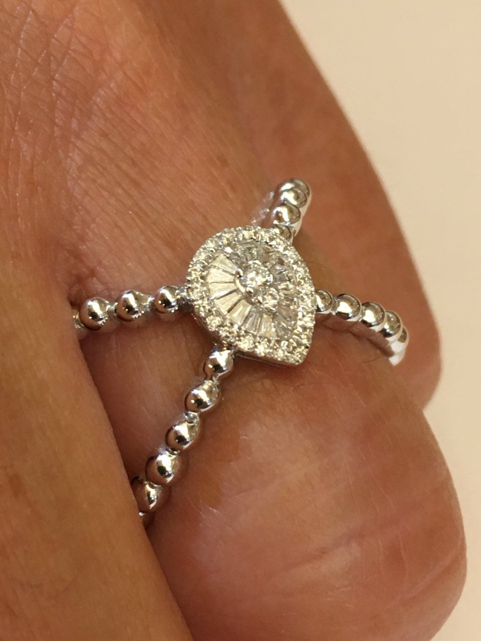 BAZINGA, anillo de oro blanco con diamantes - Roman Joyero