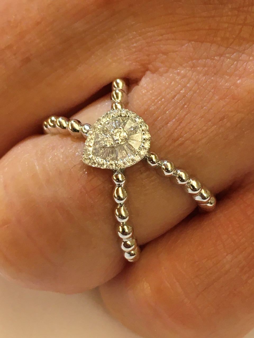 BAZINGA, anillo de oro blanco con diamantes - Roman Joyero