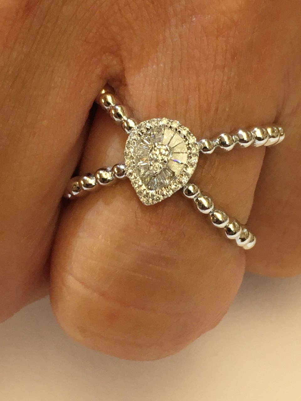 BAZINGA, anillo de oro blanco con diamantes - Roman Joyero