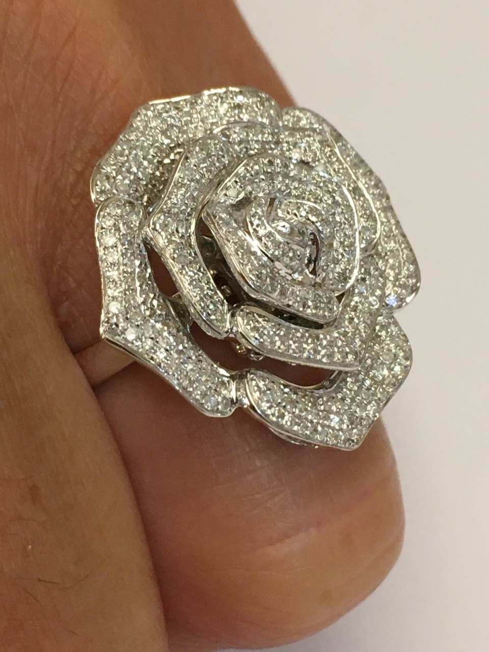 PRAIANO, anillo de oro con diamantes y rosa.