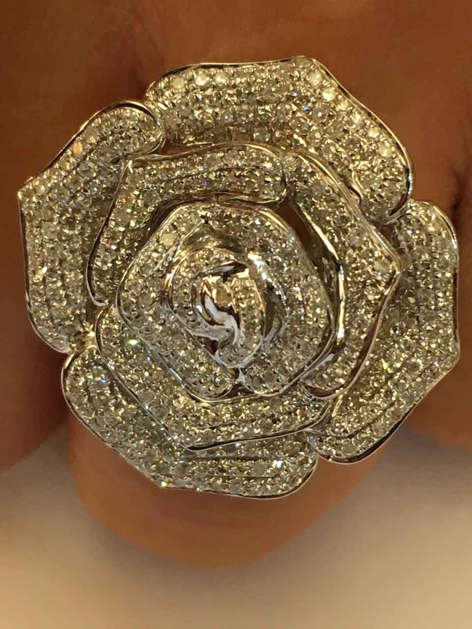 PRAIANO, anillo de oro con diamantes y rosa.